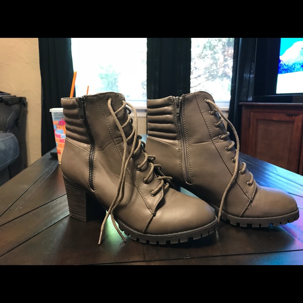 Gray heeled boot!!